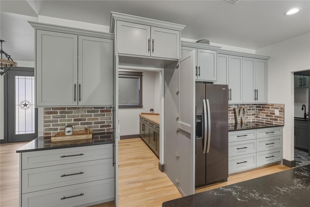 待售: $1,600,000 (6 贝兹, 6 浴室, 4945 平方英尺)