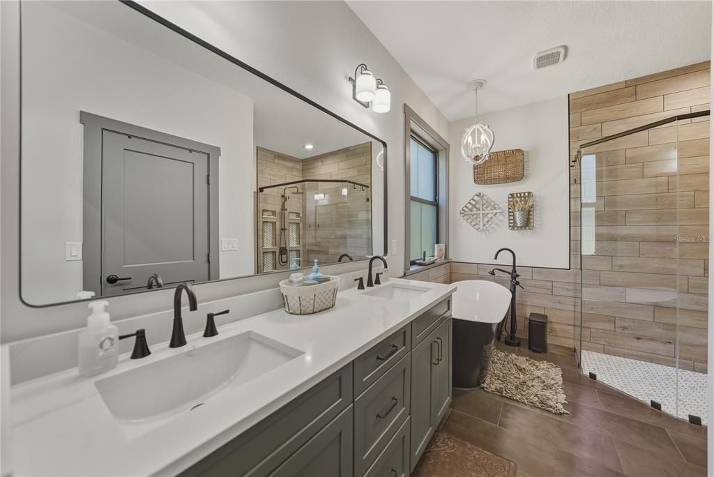 待售: $1,600,000 (6 贝兹, 6 浴室, 4945 平方英尺)