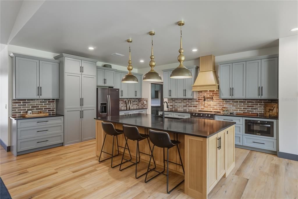 待售: $1,600,000 (6 贝兹, 6 浴室, 4945 平方英尺)