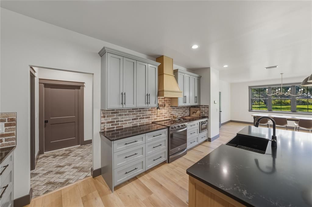 待售: $1,600,000 (6 贝兹, 6 浴室, 4945 平方英尺)