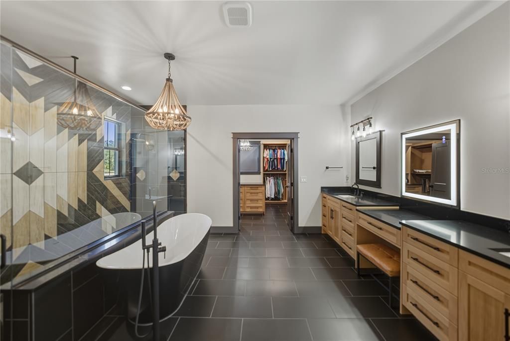 待售: $1,600,000 (6 贝兹, 6 浴室, 4945 平方英尺)