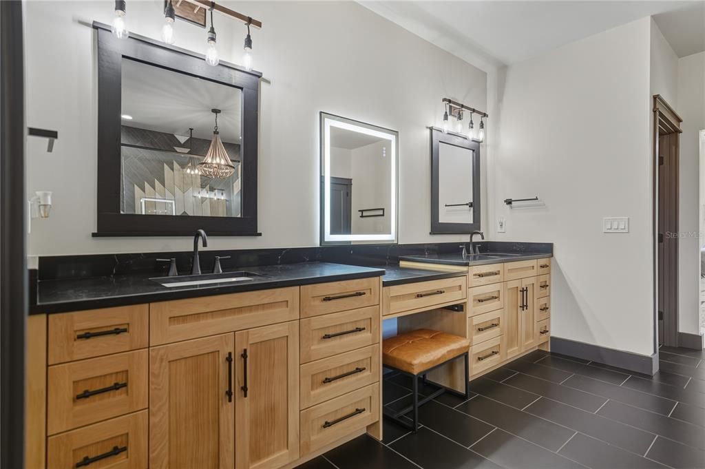 待售: $1,600,000 (6 贝兹, 6 浴室, 4945 平方英尺)