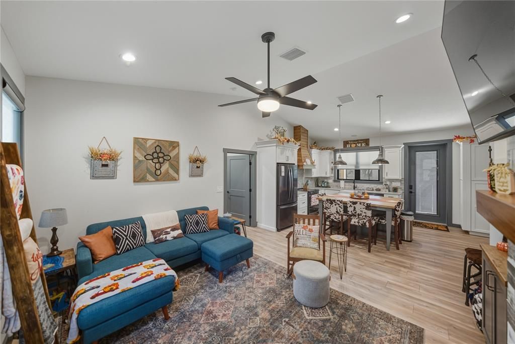 待售: $1,600,000 (6 贝兹, 6 浴室, 4945 平方英尺)