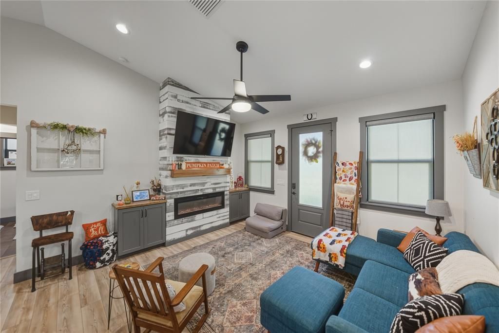 待售: $1,600,000 (6 贝兹, 6 浴室, 4945 平方英尺)