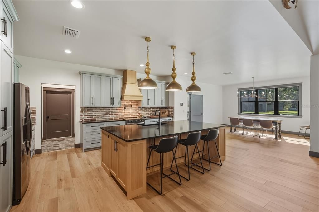 待售: $1,600,000 (6 贝兹, 6 浴室, 4945 平方英尺)