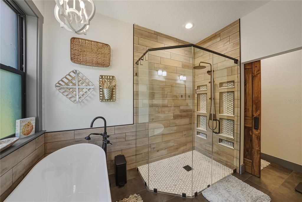 待售: $1,600,000 (6 贝兹, 6 浴室, 4945 平方英尺)