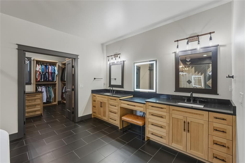 待售: $1,600,000 (6 贝兹, 6 浴室, 4945 平方英尺)