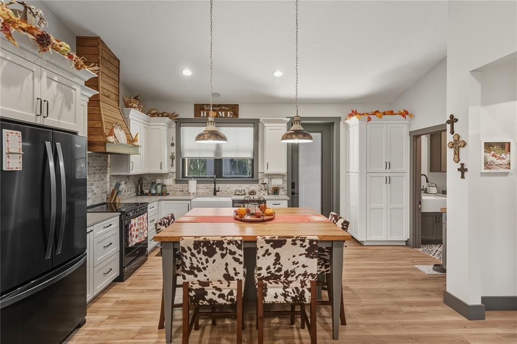 待售: $1,600,000 (6 贝兹, 6 浴室, 4945 平方英尺)