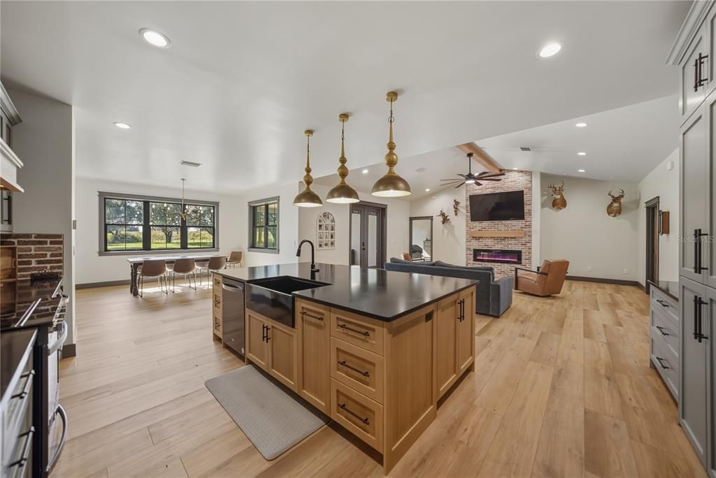 待售: $1,600,000 (6 贝兹, 6 浴室, 4945 平方英尺)