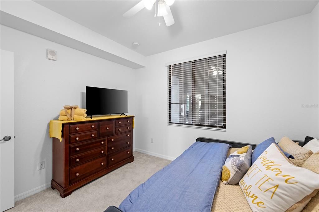 For Sale: $275,000 (2 beds, 2 baths, 1121 Square Feet)