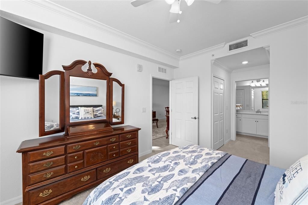 For Sale: $275,000 (2 beds, 2 baths, 1121 Square Feet)