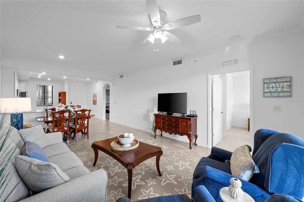 For Sale: $275,000 (2 beds, 2 baths, 1121 Square Feet)