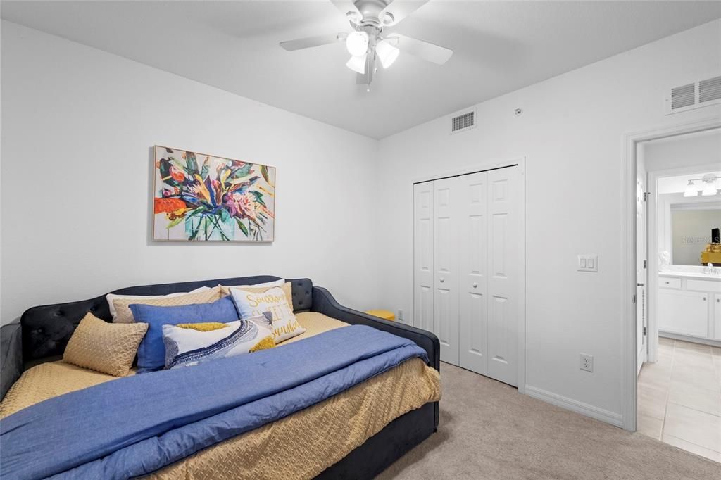 For Sale: $275,000 (2 beds, 2 baths, 1121 Square Feet)