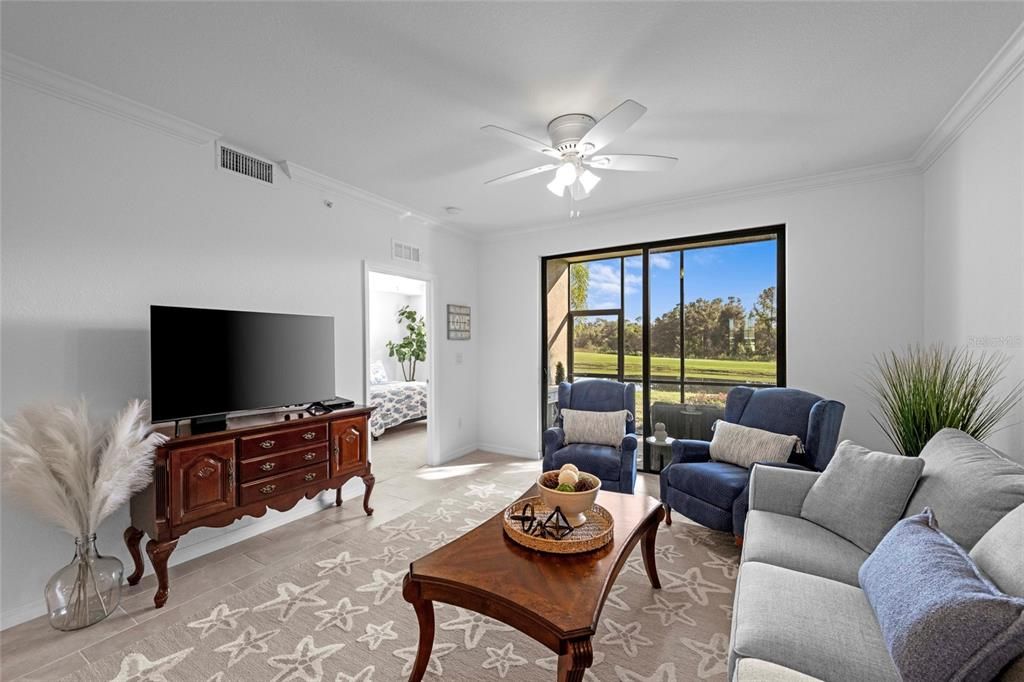 For Sale: $275,000 (2 beds, 2 baths, 1121 Square Feet)