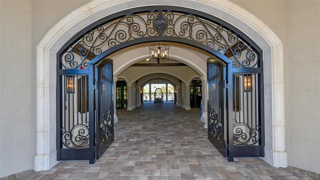 For Sale: $275,000 (2 beds, 2 baths, 1121 Square Feet)