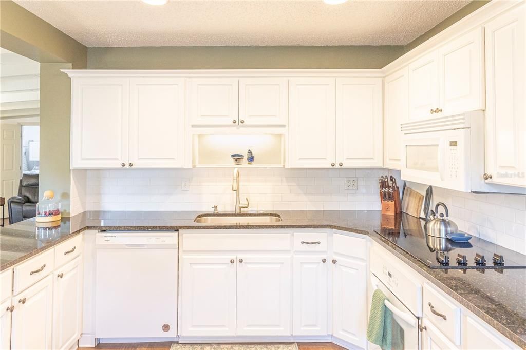 出租: $3,250 (3 贝兹, 3 浴室, 1700 平方英尺)