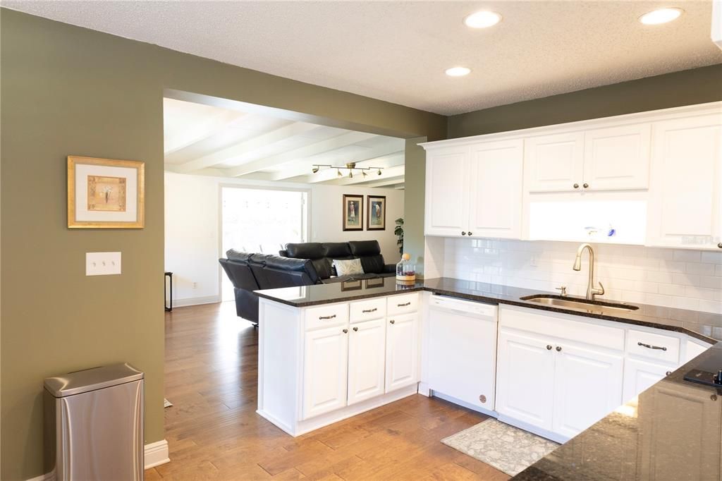 出租: $3,250 (3 贝兹, 3 浴室, 1700 平方英尺)