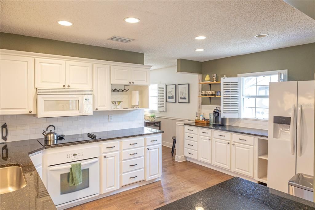 出租: $3,250 (3 贝兹, 3 浴室, 1700 平方英尺)