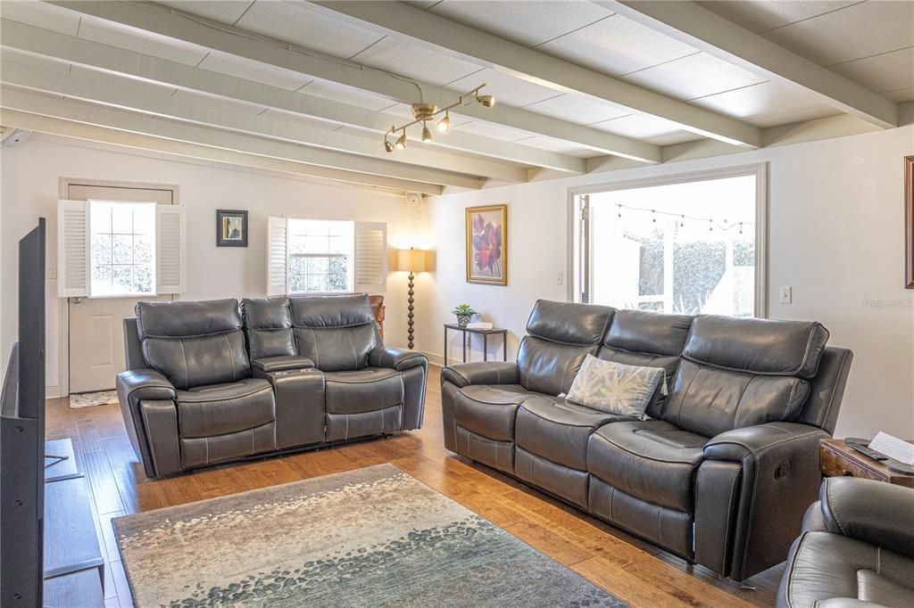 出租: $3,250 (3 贝兹, 3 浴室, 1700 平方英尺)