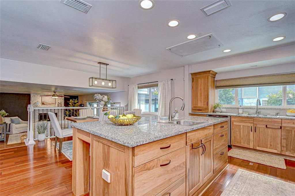 Под контрактом: $498,000 (4 спален, 3 ванн, 2200 Квадратных фут)