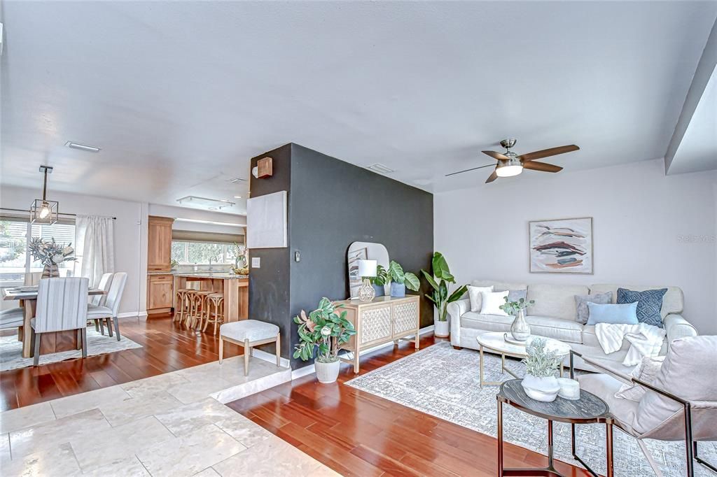 Под контрактом: $498,000 (4 спален, 3 ванн, 2200 Квадратных фут)