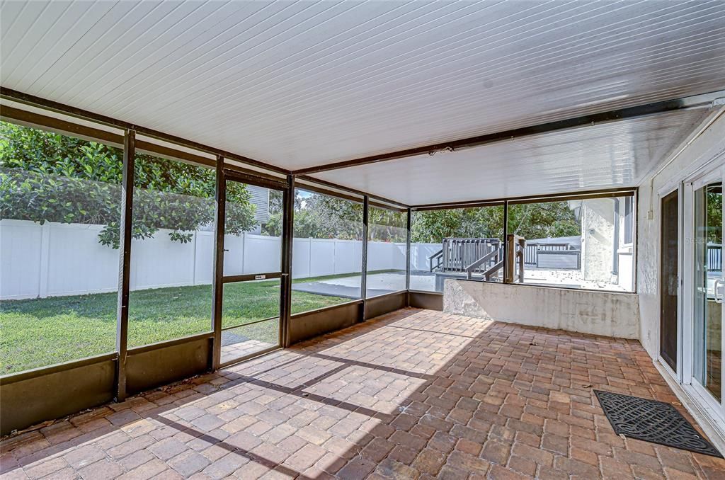 Под контрактом: $498,000 (4 спален, 3 ванн, 2200 Квадратных фут)