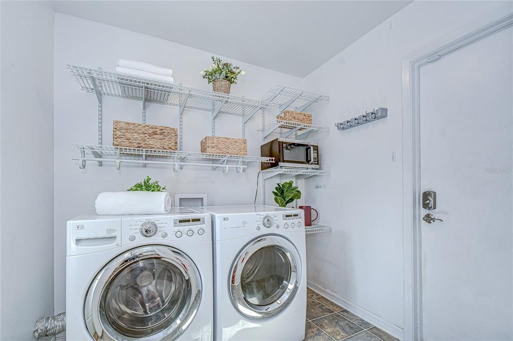 Под контрактом: $498,000 (4 спален, 3 ванн, 2200 Квадратных фут)