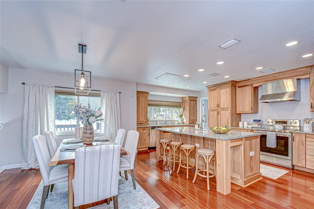 Под контрактом: $498,000 (4 спален, 3 ванн, 2200 Квадратных фут)