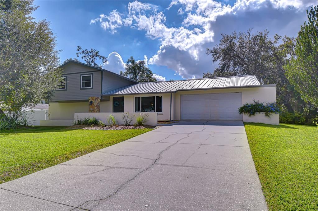 Под контрактом: $498,000 (4 спален, 3 ванн, 2200 Квадратных фут)