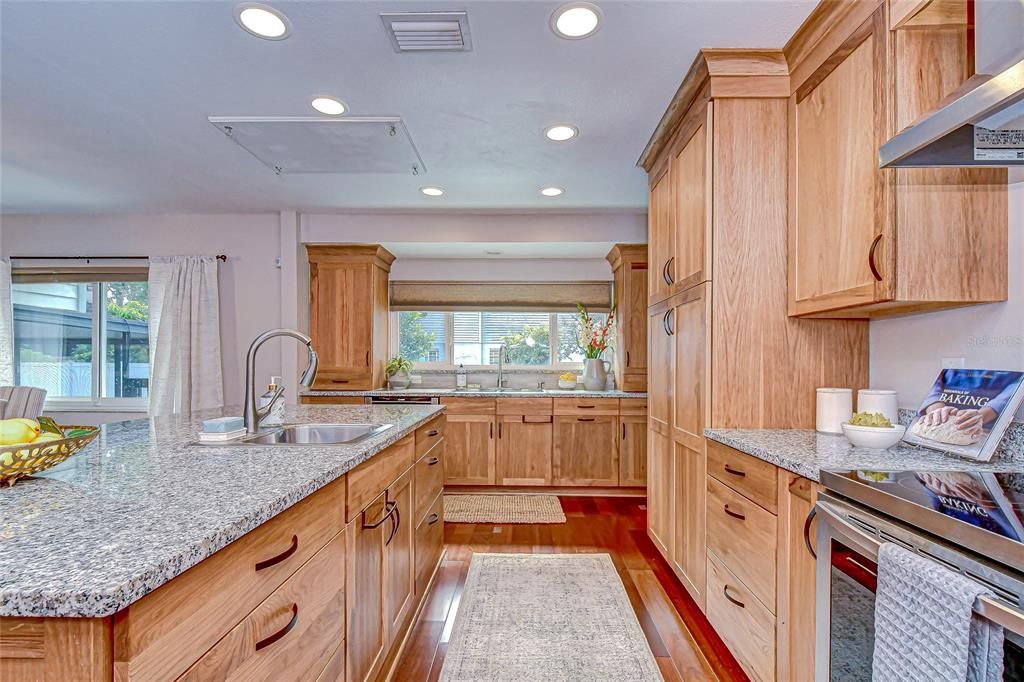 Под контрактом: $498,000 (4 спален, 3 ванн, 2200 Квадратных фут)