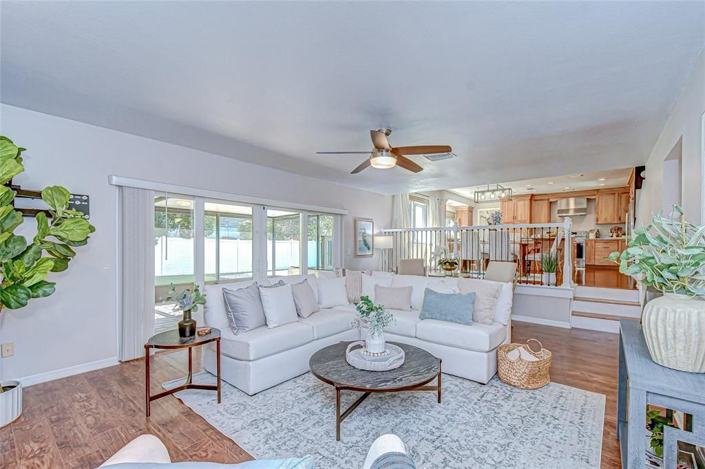 Под контрактом: $498,000 (4 спален, 3 ванн, 2200 Квадратных фут)