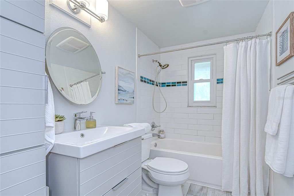 Под контрактом: $498,000 (4 спален, 3 ванн, 2200 Квадратных фут)