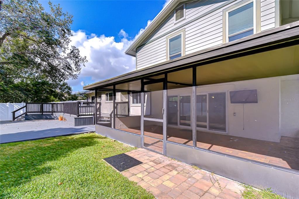 Под контрактом: $498,000 (4 спален, 3 ванн, 2200 Квадратных фут)