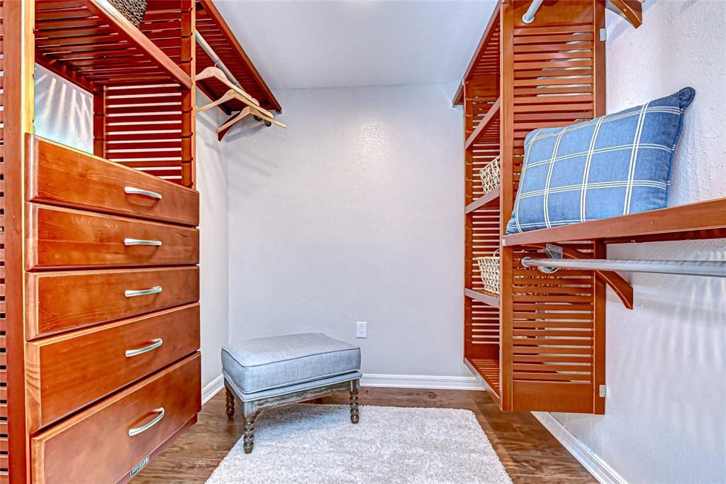 Под контрактом: $498,000 (4 спален, 3 ванн, 2200 Квадратных фут)