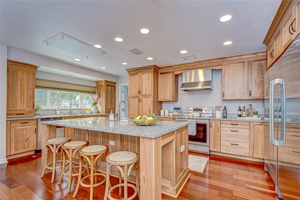 Под контрактом: $498,000 (4 спален, 3 ванн, 2200 Квадратных фут)