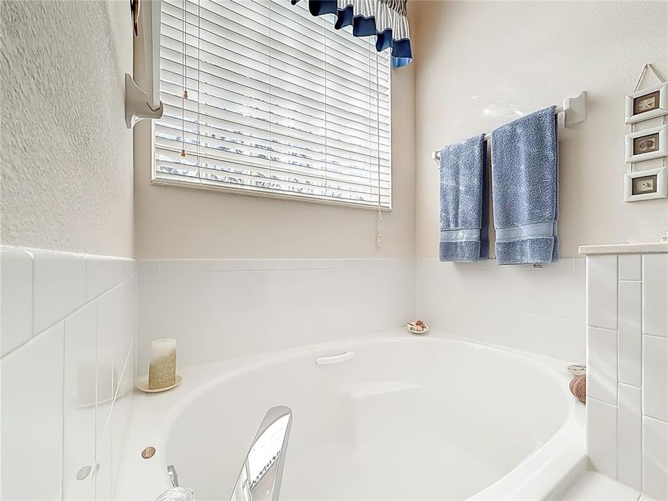 For Sale: $334,900 (2 beds, 2 baths, 1723 Square Feet)