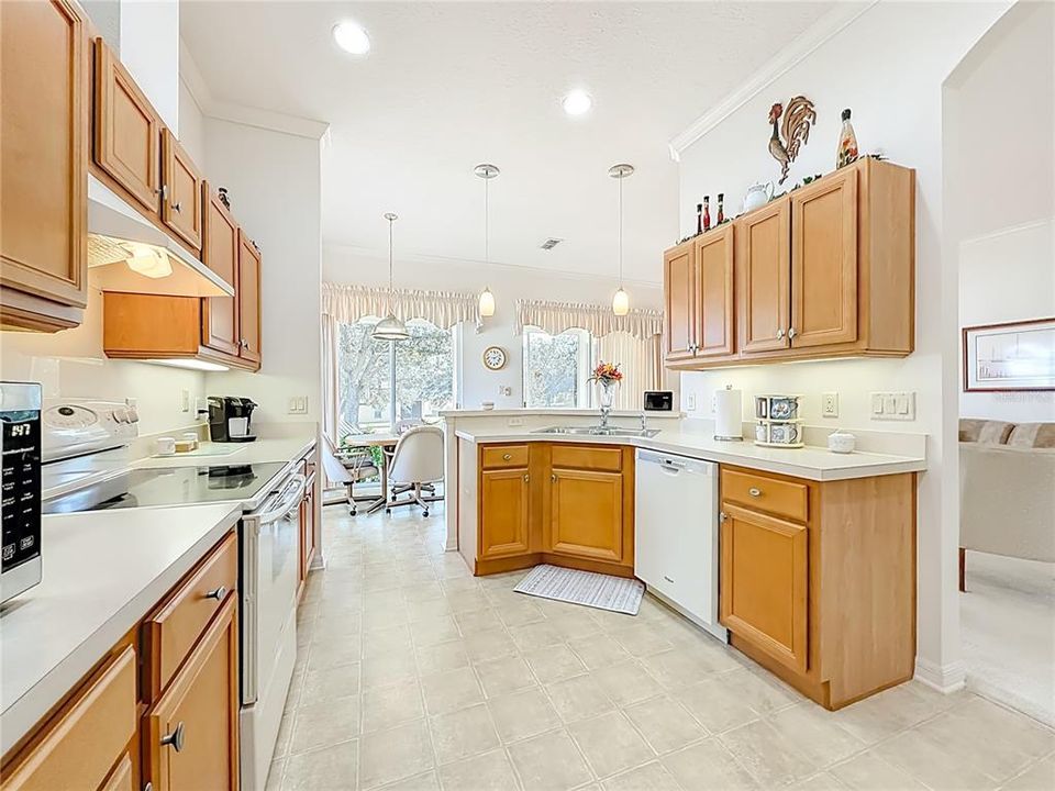 For Sale: $334,900 (2 beds, 2 baths, 1723 Square Feet)