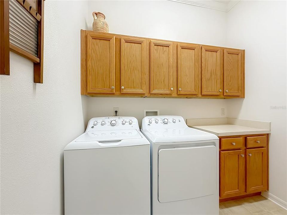 For Sale: $334,900 (2 beds, 2 baths, 1723 Square Feet)