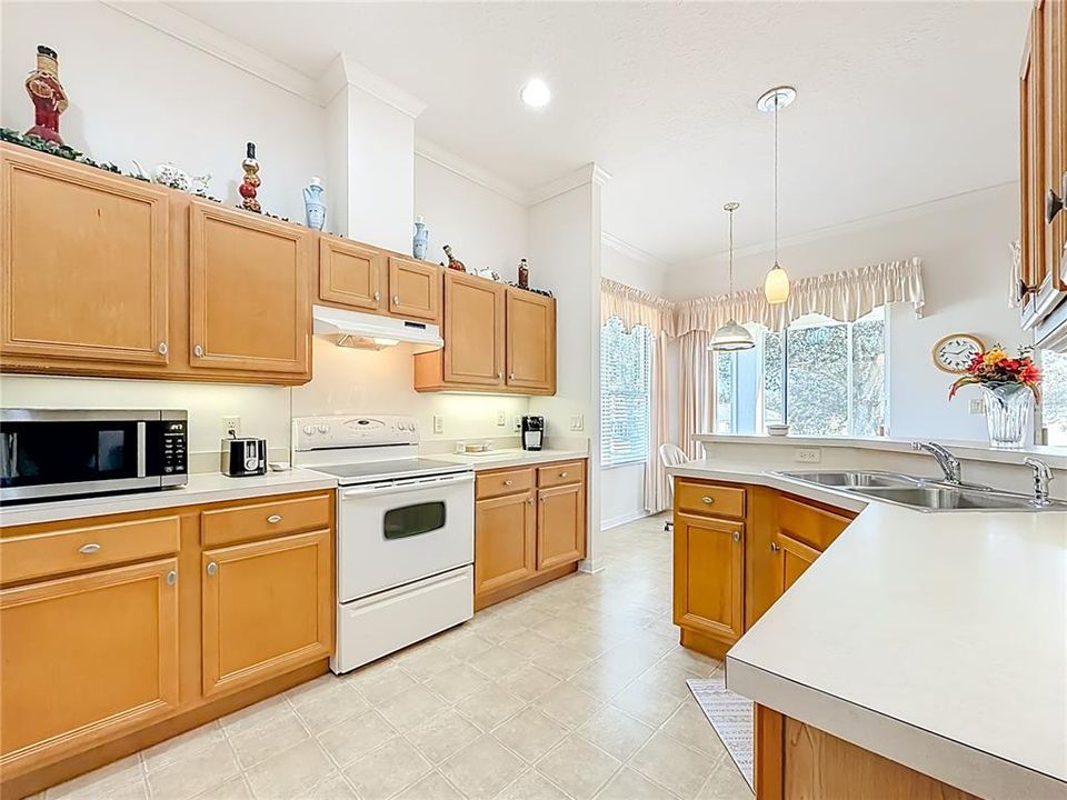 For Sale: $334,900 (2 beds, 2 baths, 1723 Square Feet)