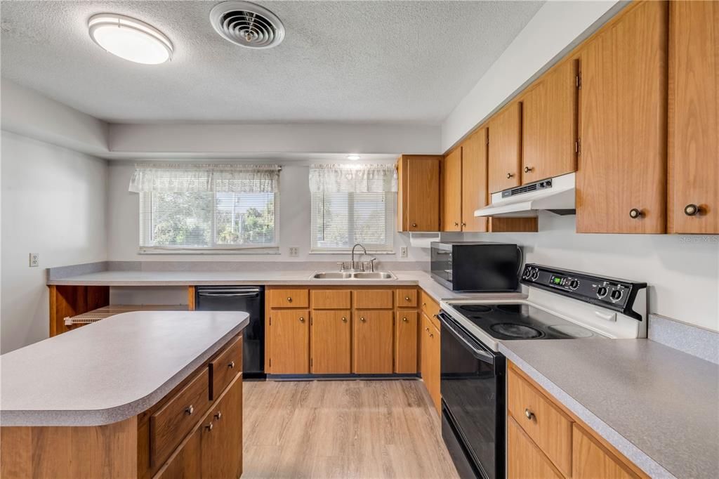 For Sale: $474,900 (2 beds, 2 baths, 1476 Square Feet)