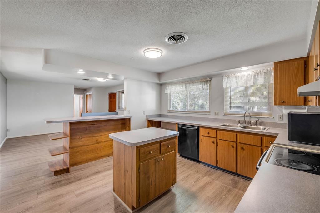 For Sale: $474,900 (2 beds, 2 baths, 1476 Square Feet)