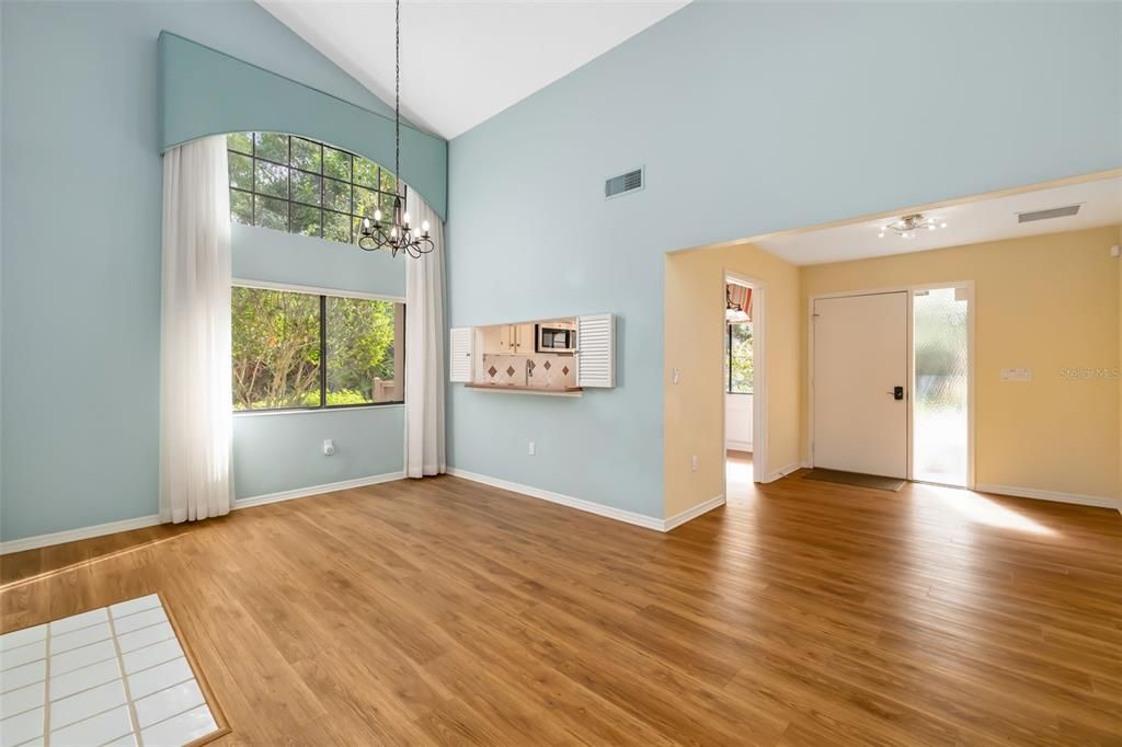 Activo con contrato: $370,000 (3 camas, 2 baños, 2255 Pies cuadrados)