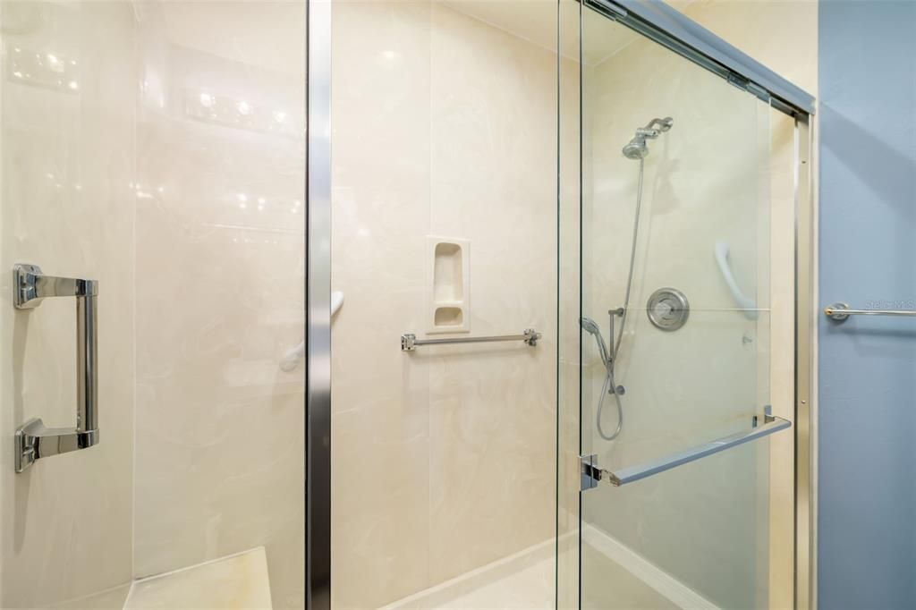 Activo con contrato: $370,000 (3 camas, 2 baños, 2255 Pies cuadrados)