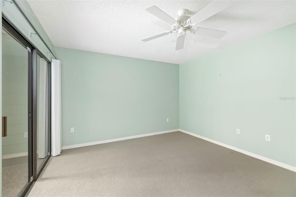 Activo con contrato: $370,000 (3 camas, 2 baños, 2255 Pies cuadrados)