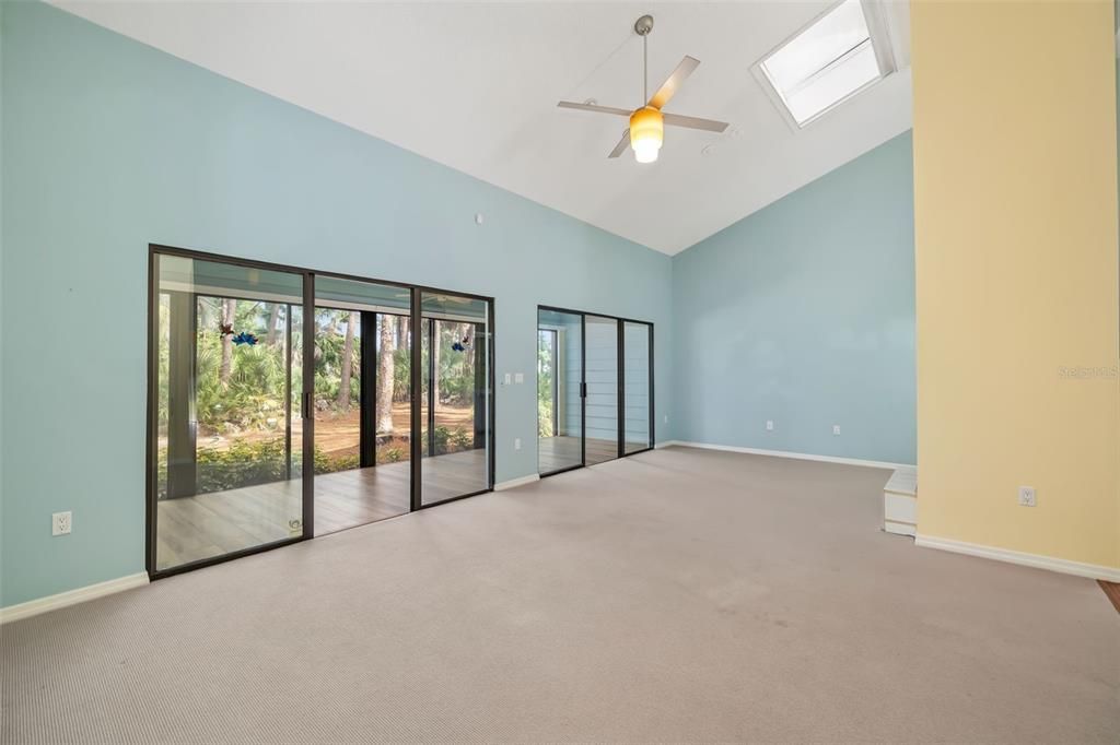 Activo con contrato: $370,000 (3 camas, 2 baños, 2255 Pies cuadrados)