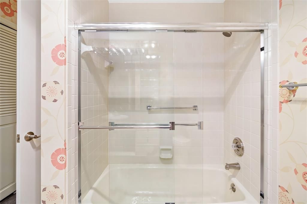 Activo con contrato: $370,000 (3 camas, 2 baños, 2255 Pies cuadrados)