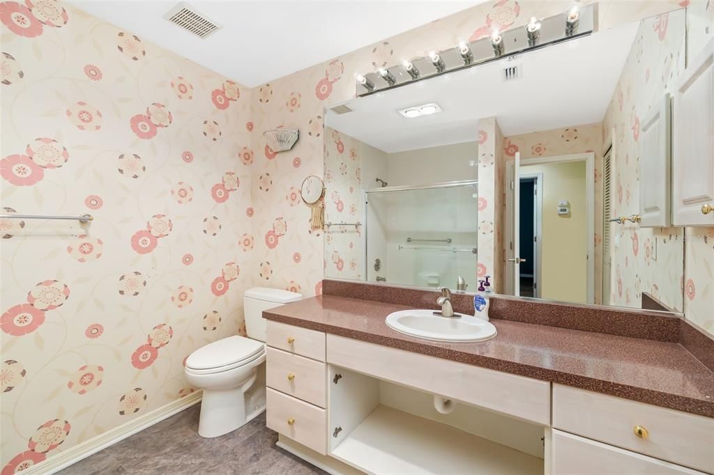 Activo con contrato: $370,000 (3 camas, 2 baños, 2255 Pies cuadrados)