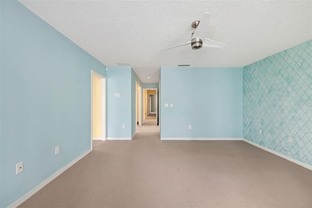 Activo con contrato: $370,000 (3 camas, 2 baños, 2255 Pies cuadrados)