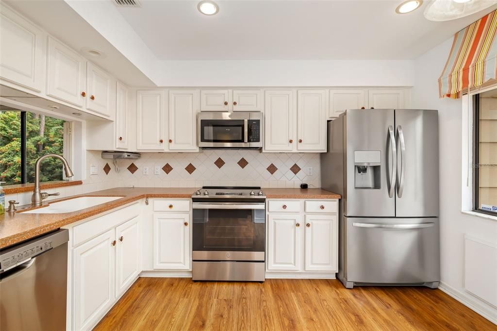 Activo con contrato: $370,000 (3 camas, 2 baños, 2255 Pies cuadrados)