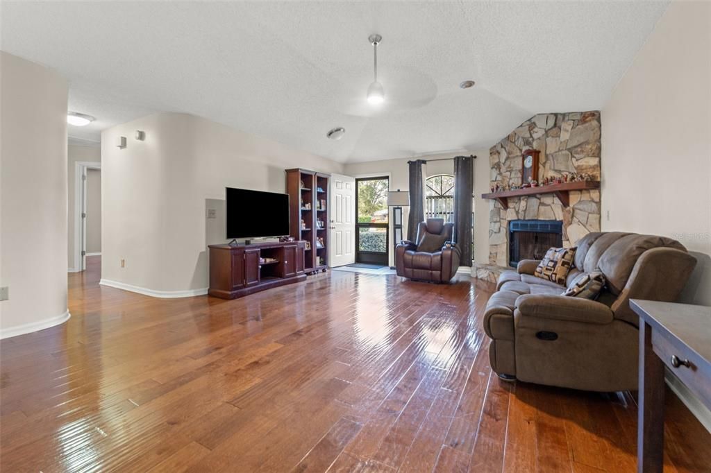 For Sale: $245,000 (2 beds, 2 baths, 1218 Square Feet)